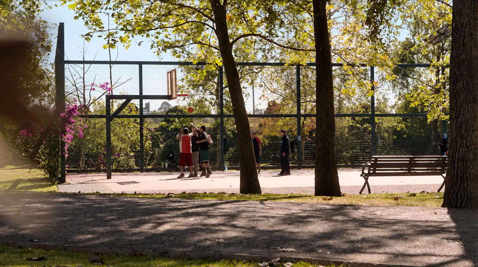 Una house reunida jugando basquetbol en un parque